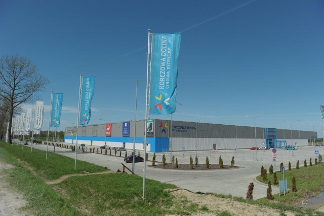 Centrum Handlu „Korczowa Dolina” znajduje się tuż przy polsko – ukraińskim przejściu granicznym w Korczowej.
