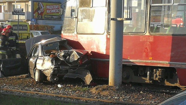 Do kolizji doszło po godz. 14.00 przy Czerwonej Drodze w Toruniu. Osobowe auto uderzyło w nadjeżdżający tramwaj. Kierująca mitsubishi jechała z mostu Piłsudskiego i na lewoskręcie w kierunku Bydgoszczy wjechała prosto w tramwaj jadący w tym samym  kierunku, do Motoareny.Kobieta wyszła z auta o własnych  siłach, nie ma poważnych obrażeń. Bez szwanku  z tego zdarzenia  wyszli też pasażerowie tramwaju. Strażacy przyznają jednak, że kierująca mitsubishi może mówić o dużym szczęściu. - Samochód nadaje się  do kasacji. Tył auta zakleszczony pomiędzy słupem, a tramwajem został dosłownie sprasowany – Andrzej Seroczyński, rzecznik Komendy Miejskiej Państwowej Straży Pożarnej w Toruniu przyznaje, że gdyby kobieta wiozła z tyłu pasażera to zdarzenie skończyłoby się bardzo źle.Droga jest już przejezdna, wznowiono też ruch tramwajów  w kierunku Motoareny.