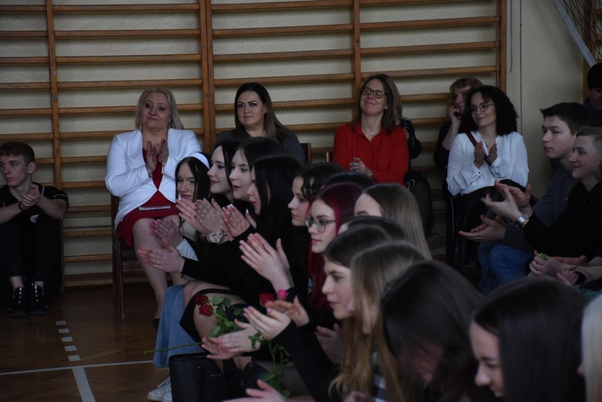 Dzień Kobiet we włoszczowskim "Staszicu". Były życzenia, przedstawienie i występy wokalne. Zobaczcie zdjęcia