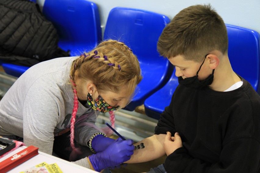 Festyn rodzinny przy SP nr 29 im. Mickiewicza w Lublinie. Animacje, pokazy sztuk walki, strefa przedszkolaka i nie tylko. Zobacz zdjęcia