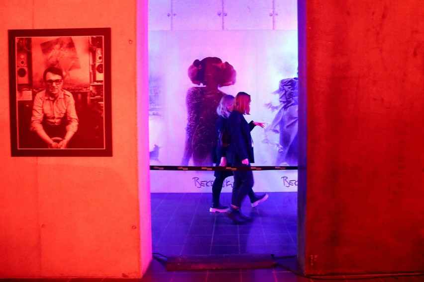 Ostatnie chwile wystawy Beksińskiego w CSK. Tak wyglądało nocne zwiedzanie [ZDJĘCIA]