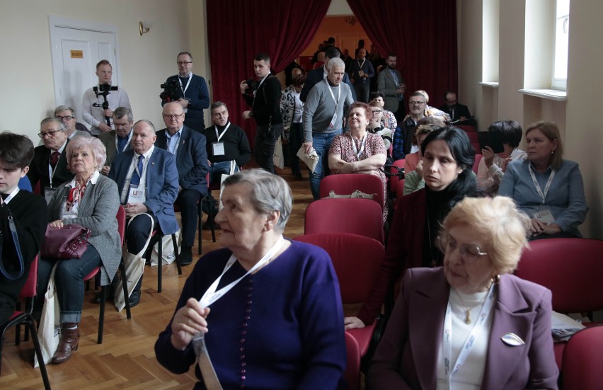 W holu teatru w Grudziądzu Krzysztof Szczucki, prezes...