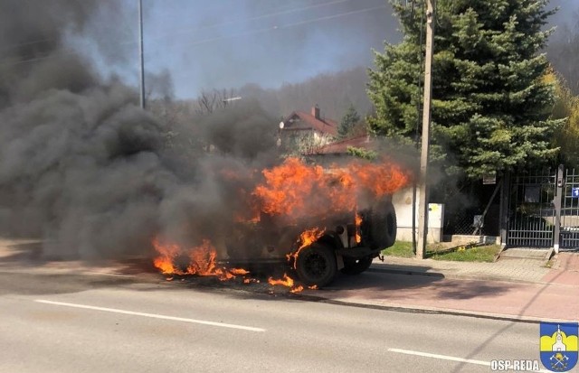 W Redzie na ulicy 12 marca spłonął samochód osobowy marki jeep. W akcji gaśniczej brały udział dwie jednostki straży pożarnej