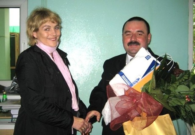 Gratulacje Adamowi Ochenkowskiemu składa dyrektorka najstarszego ostrołęckiego ogólniaka, I LO &#8211; Anna Koronka