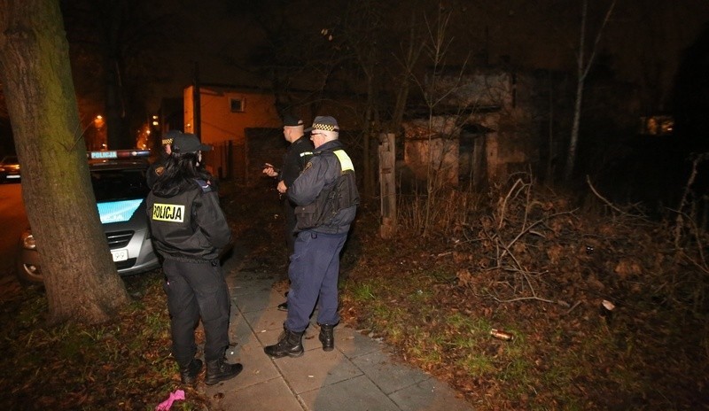 Policjanci zabezpieczyli miejsce znalezienia zwłok.