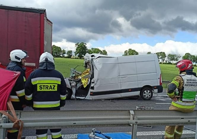 Śmiertelny wypadek na autostradzie A4 w kierunku Katowic. Bus wbił się pod ciężarówkę. Nie żyje jedna osoba