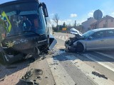 Wypadek w Radlinie na drodze krajowej numer 74. Zderzenie autobusu z osobówką