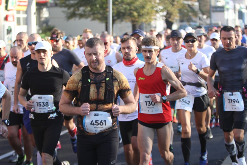 Zdjęcia z maratonu w Poznaniu 2018 - biegacze na pierwszym...