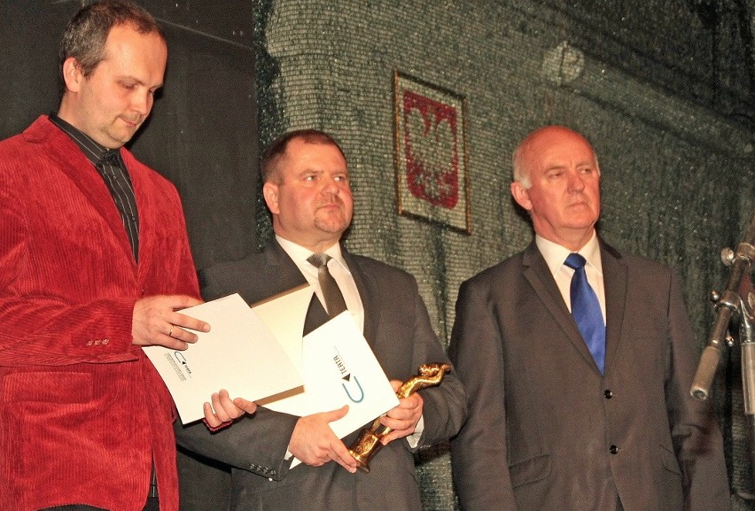 Piotr Sawistowski (pierwszy od lewej) odebrał nagrodę...