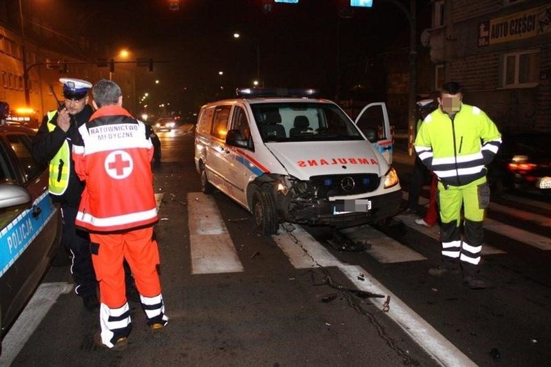 Karetka zderzyła się z hondą na skrzyżowaniu 1 Maja i...