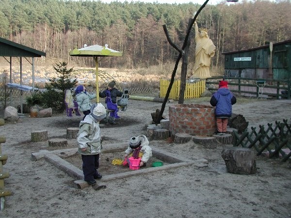 Ruch turystyczny w Gąsawce rozkręca się na  dobre. Najwięcej gości, w tym sporo dzieci, jest  w weekendy (na zdjęciu maluchy przebywające  tu w ostatnią niedzielę).