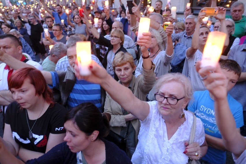 Toruń. Protest po uchwaleniu ustawy o Sądzie Najwyższym...