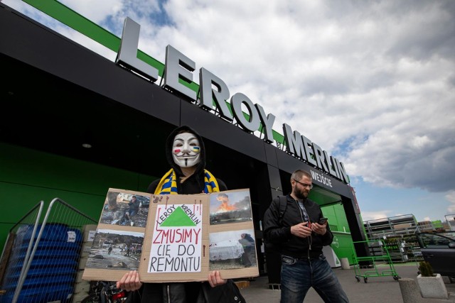 Akcja nawołująca do bojkotu Leroy Merlin. Na zdjęciu protestujący Dominika i Vova przed sklepem przy ulicy Toruńskiej w Bydgoszczy.