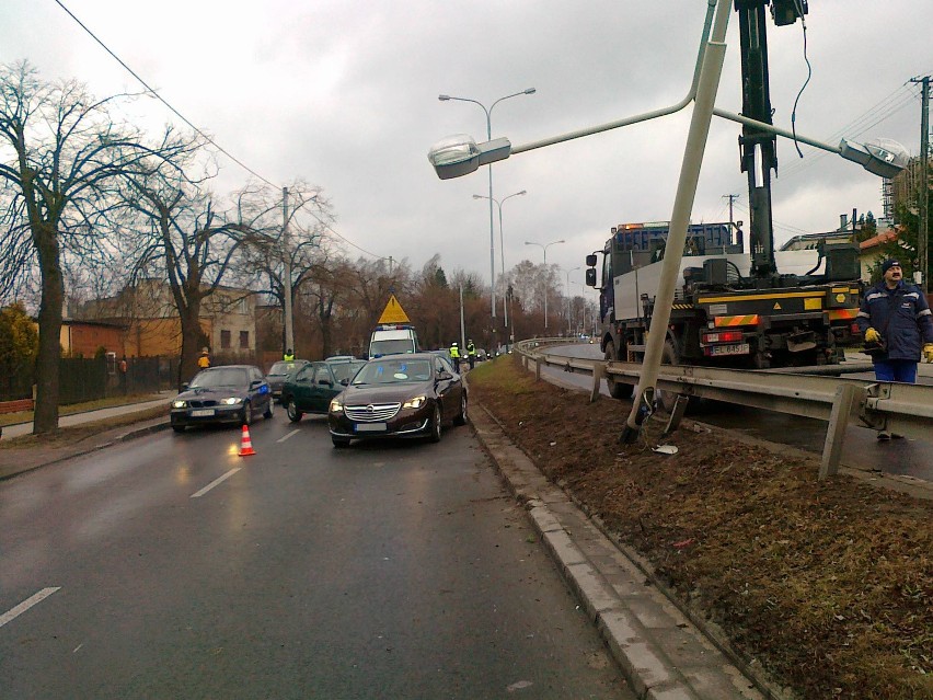 Wypadek na Łagiewnickiej. Honda uderzyła w radiowóz. Dwie osoby w szpitalu [ZDJĘCIA]