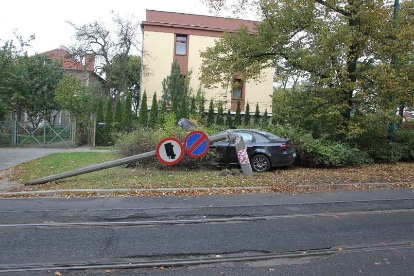 Sołacz: Samochód uderzył w słup. Ruch tramwajowy wstrzymany...