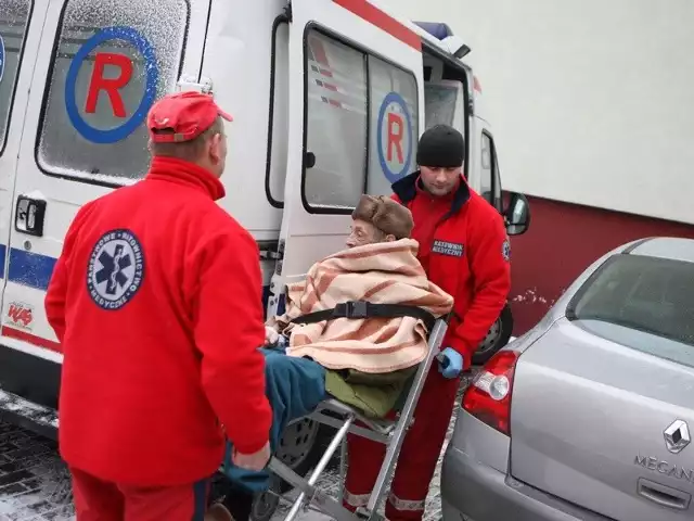 Niestety, karetki zazwyczaj nie wyjeżdżają na wezwania do wysoko gorączkujących chorych. Zdaniem NFZ &#8211; powinny.