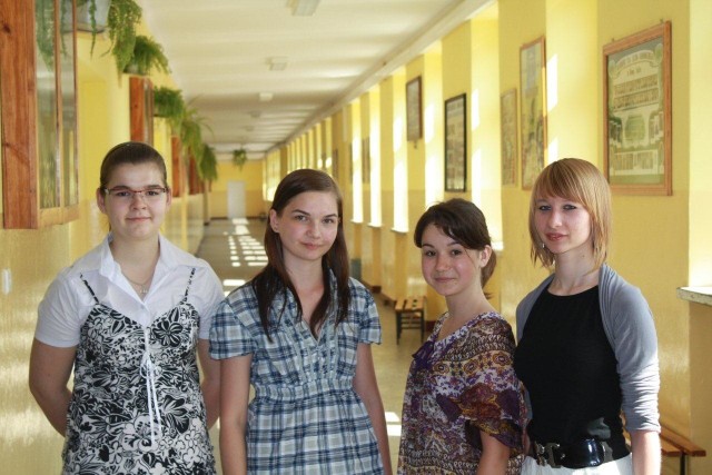 Na zdjęciu od lewej: Daria Serafin, Sylwia Łeptuch, Sylwia Sudol i Ewelina Kodera z Zespołyu Szkół nr 1 w Nowej Dębie.