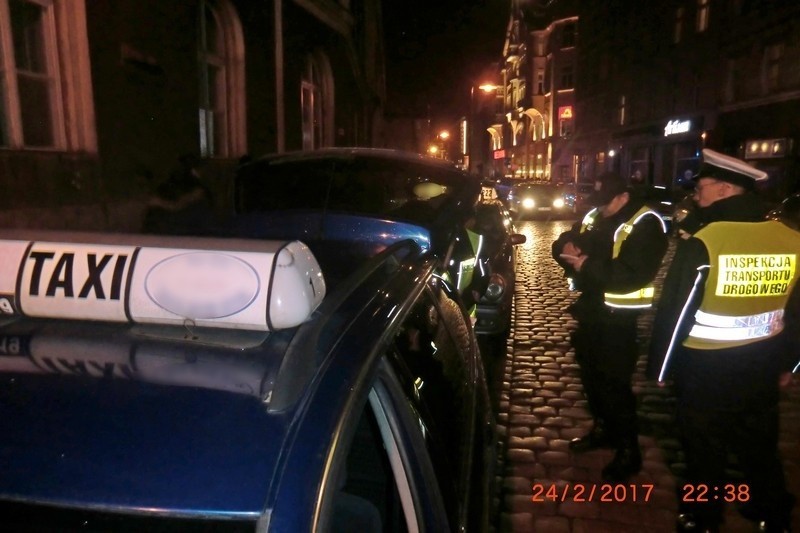 Poznań: Policjanci skontrolowali taksówkarzy. 4 mandaty i...