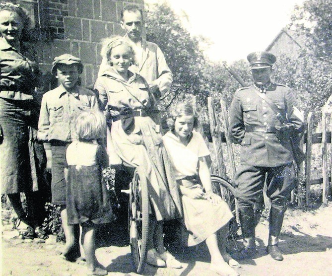 1939 r. Janka z innymi harcerzami podczas pobytu na obozie w...