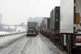 Wypadek na autostradzie A4. Zderzenie tira z busem