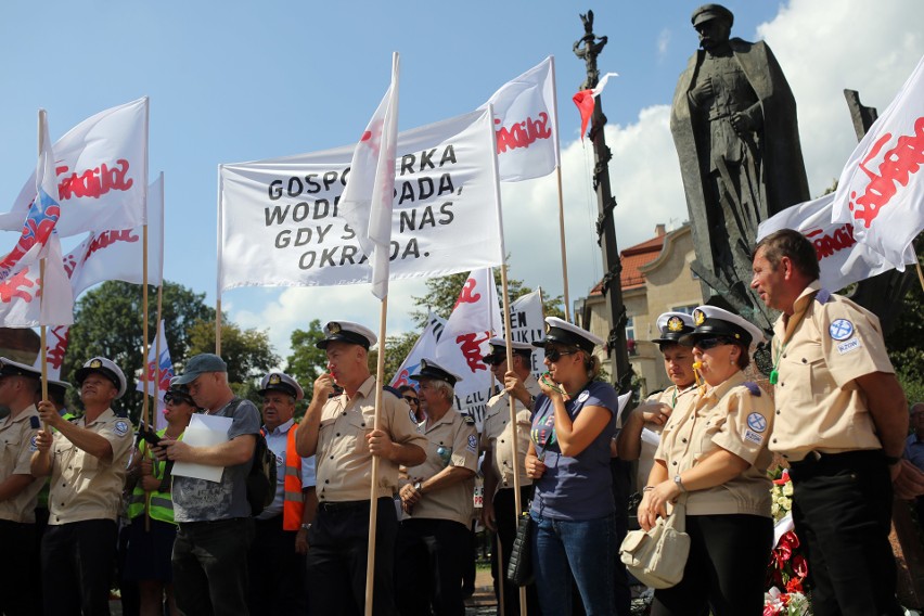 Kraków. Protest pracowników Wód Polskich. Domagają się obiecanych przez rząd podwyżek