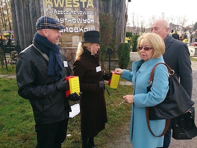 Marek Zygan, dyrektor I Liceum Ogólnokształcącego imienia Mikołaja Reja w Jędrzejowie oraz Małgorzata Trelińska, wicedyrektor &#8222;Reja&#8221; podczas kwesty.