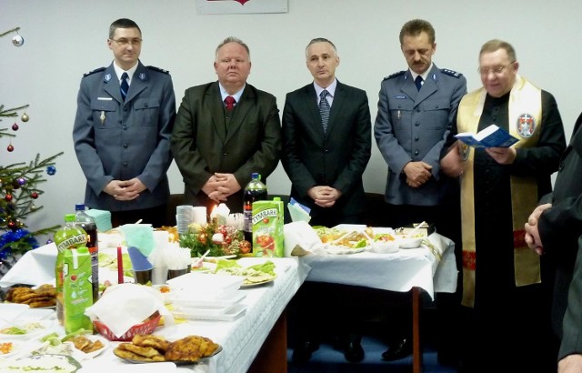 Kapelan koneckich policjantów Andrzej Zapart odczytał ewangelię i poświecił opłatek