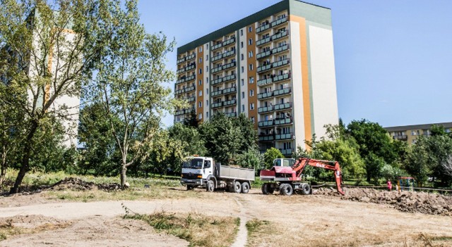 Na osiedlu Michałów rozpoczęły się już prace przy budowie parku. Będą tam tereny sporotowo-rekreacyjne dla mieszkańców w różnym wieku. Będą też nowe nasadzenia drzew i krzewów.