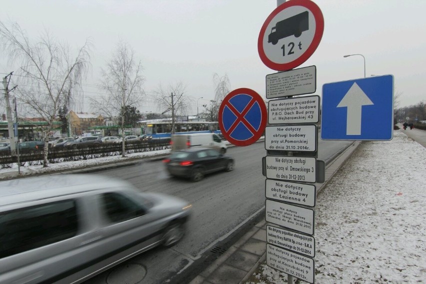 Chaos w oznakowaniu na Legnickiej. Znak zakazu i... 10 tabliczek (ZDJĘCIA)