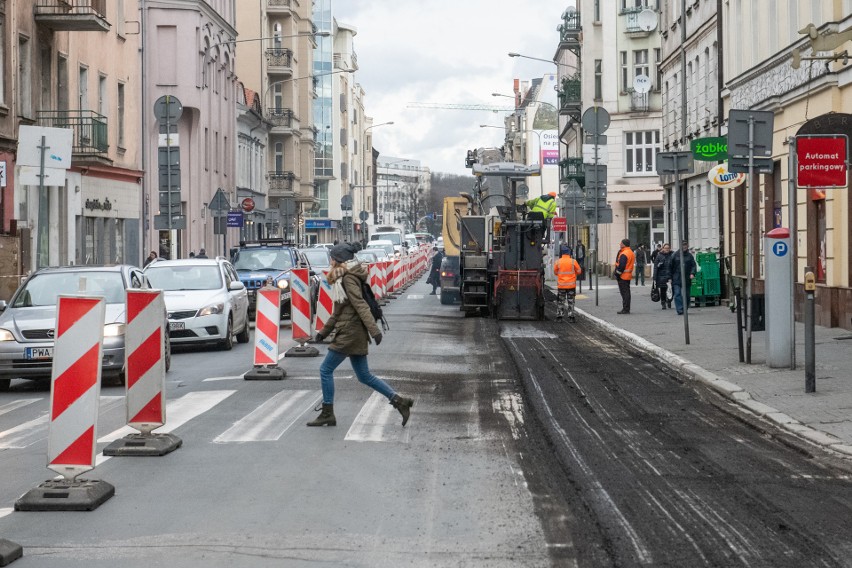 ZDM przypomina o zakazie parkowania po obu stronach ulicy...