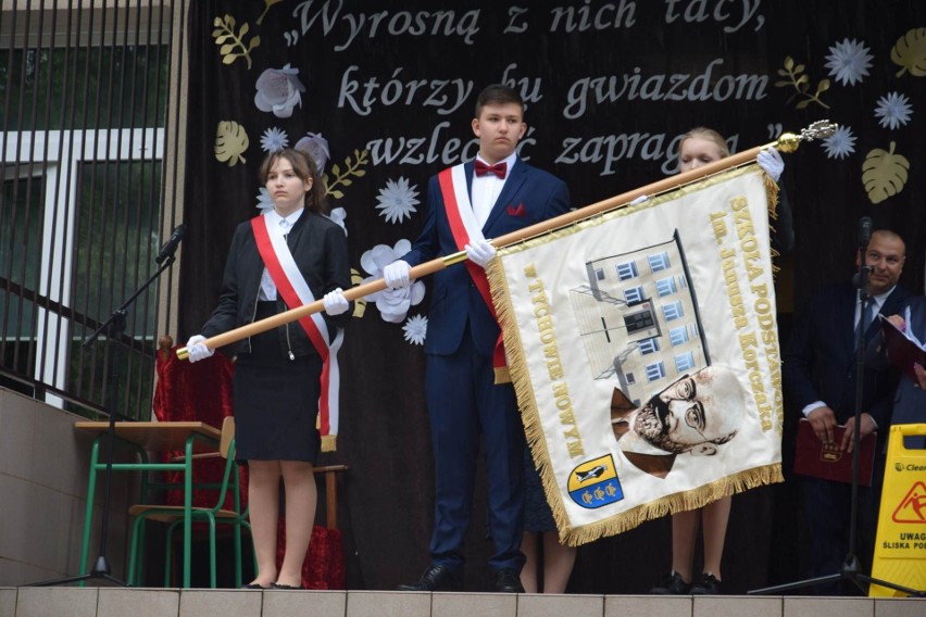 Delegacja uczniów Szkoły Podstawowej imienia Janusza...