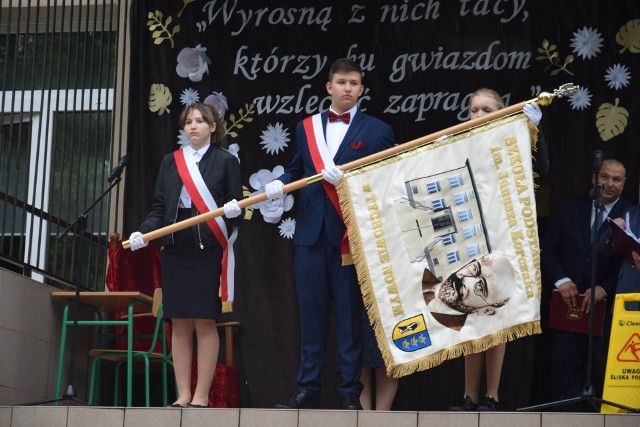 Delegacja uczniów Szkoły Podstawowej imienia Janusza Korczaka w Tychowie Nowym, prezentuje nowy sztandar szkoły.