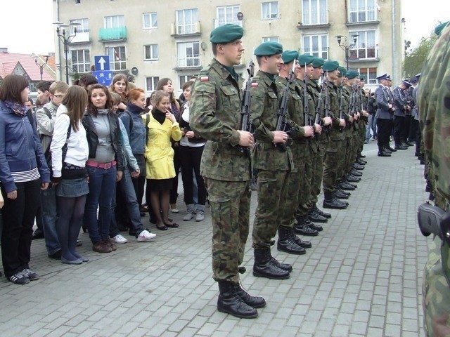 W uroczystościach na pl. Tysiąclecia uczestniczyli m.in. mundurowi i uczniowie.
