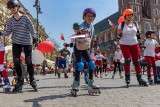 Kraków. Patriotyczny przejazd na rolkach, deskorolkach i hulajnogach [ZDJĘCIA]