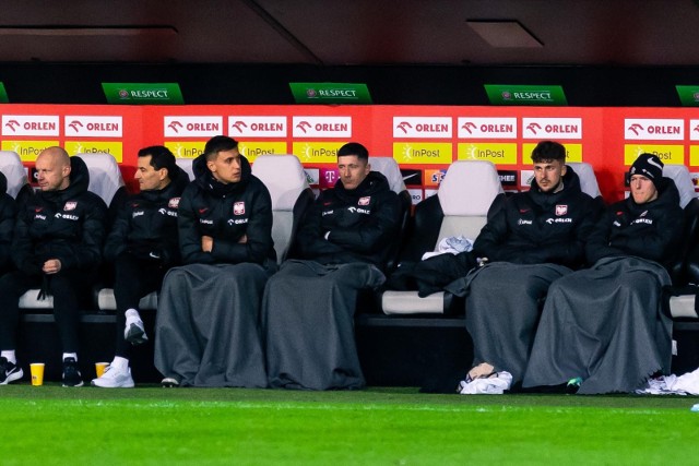 Zziębnięta ławka rezerwowych piłkarskiej reprezentacji Polski podczas meczu z Chilu
