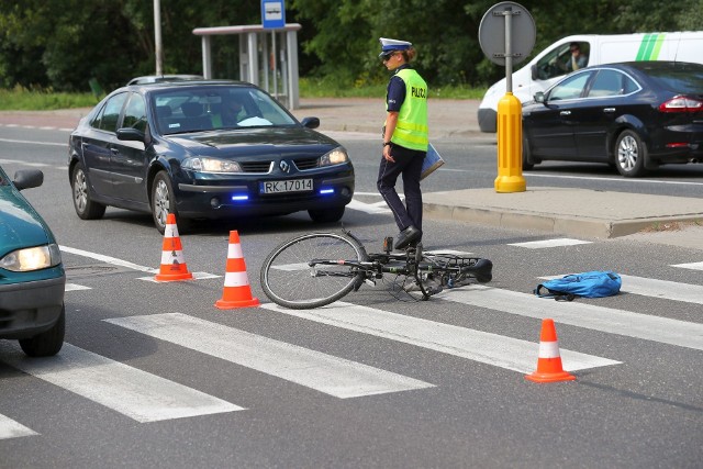 Miejsce wypadku na ulicy Staszica, gdzie rowerzysta wjechał w bok forda escorta, doznał urazów i trafił na badania do szpitala