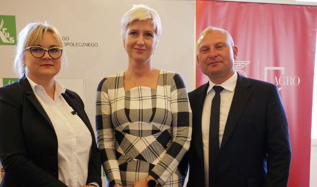Prezes KRUS Aleksandra Hadzik oraz Dorota i Michał Zielińscy podczas środowej gali w Warszawie.