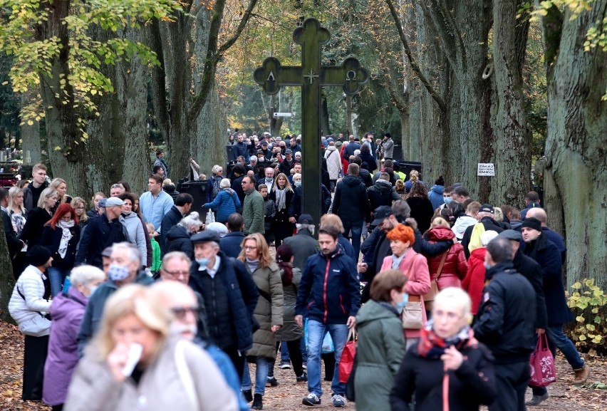 Zaduma i wspomnienia. Szczecinianie odwiedzają groby swoich...