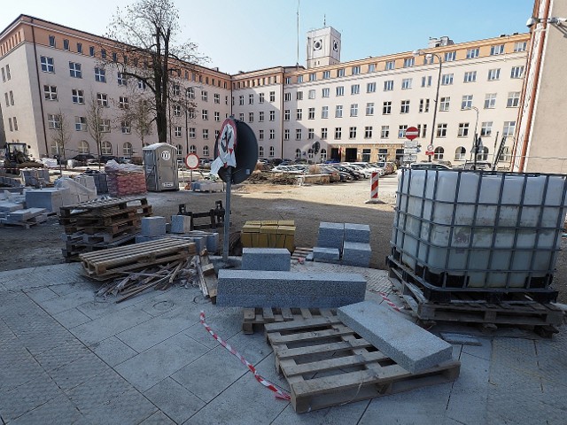Kończy się rewitalizacja placu Komuny Paryskiej i skweru Wiedźmina w rejonie skrzyżowania ul. Tuwima i ul. Sienkiewicza w centrum Łodzi. Trwają ostatnie prace.