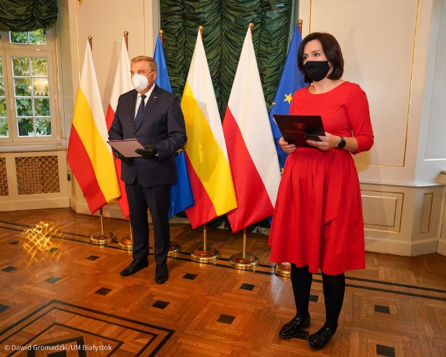 26.10.2020. Prezydenta Tadeusz Truskolaski w czasie konferencji prasowej w Pałacyku Gościnnym. Zapowiedział przekazanie pieniędzy uzyskanych ze sprzedaży biletów na koncert na potrzeby białostockiego hosipicjum.