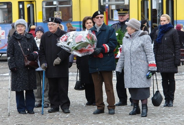 Zaledwie kilka osób złożyło kwiaty pod pomnikiem Żołnierza na Rynku