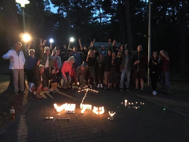 Manifestacja pod bramą rezydencji prezydenta w Helu