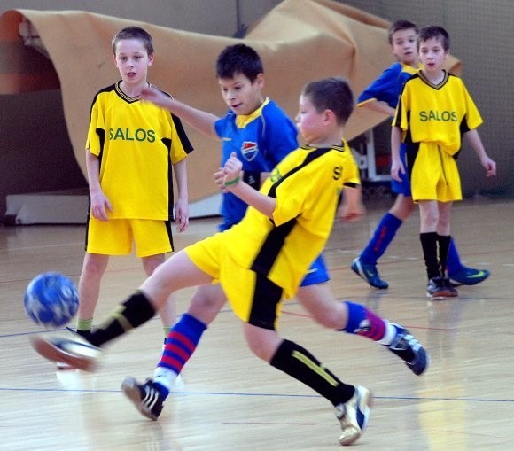 Zawodnicy Salosu Słupsk (w żółtych strojach) zajęli wprawdzie w turnieju ostatnie miejsce, ale wygrali nagrodę fair play.