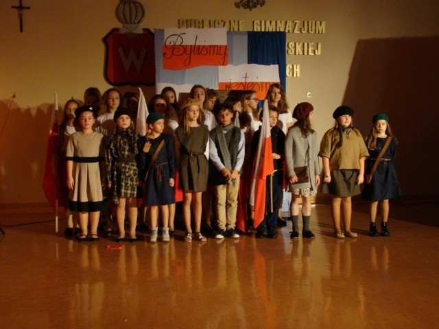 Uczniowie szkoły w Osięcinach przygotowali imponujący spektakl na 100-lecie Niepodległej - pokazali  ważne wydarzenia z naszej historii 