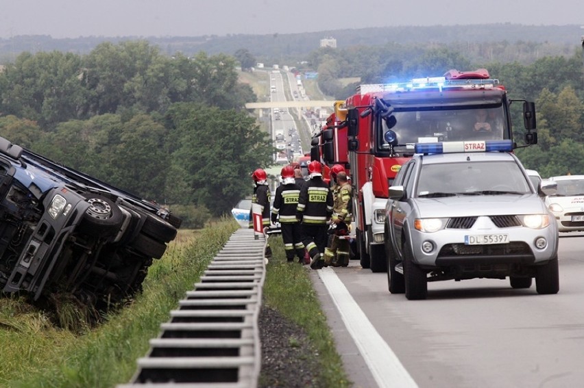 Wypadek na A4. Laweta z ośmioma autami w rowie