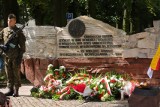 Inowrocław. Uroczystości w 82. rocznicę napaści Niemiec na Polskę. Kwiaty pod pomnikiem Obrońców Inowrocławia [zdjęcia]