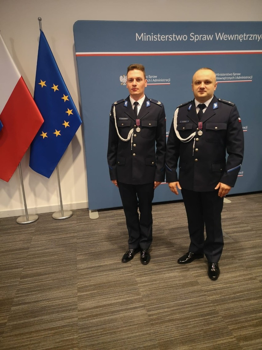 Policjanci z Połańca z medalami za niesienie pomocy z narażeniem życia. W wydarzeniu wziął udział minister Mariusz Kamiński. Zdjęcia