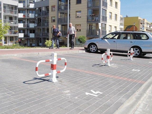 Parking przy ul. Bosmańskiej jest usłany blokadami, do których klucze mają tylko właściciele mieszkań nowo wybudowanego bloku. I nie ma tu mowy o łamaniu prawa. 