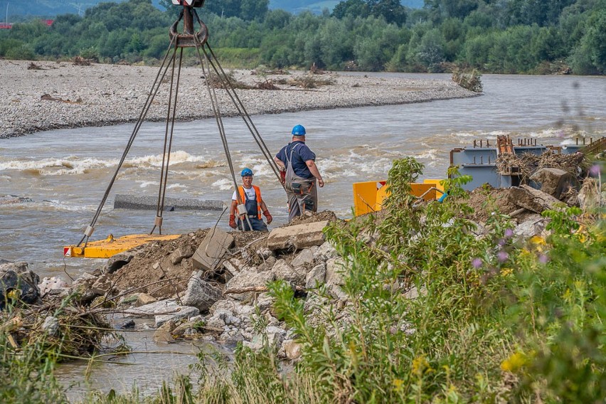 Wzburzony Dunajec narobił bałaganu na placu budowy mostu heleńskiego, ale prace nie ustają