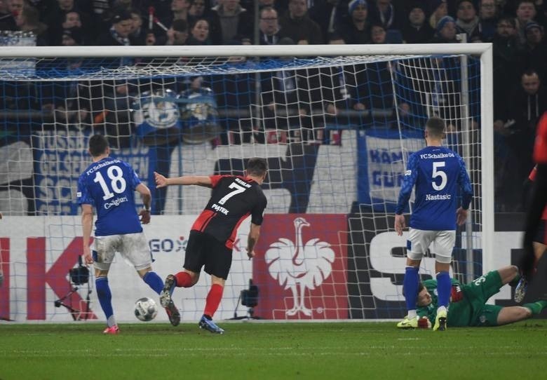 Krzysztof Piątek gol na YouTube (WIDEO). Schalke - Hertha Berlin 3:2. Puchar Niemiec, obszerny skrót. DFB Pokal